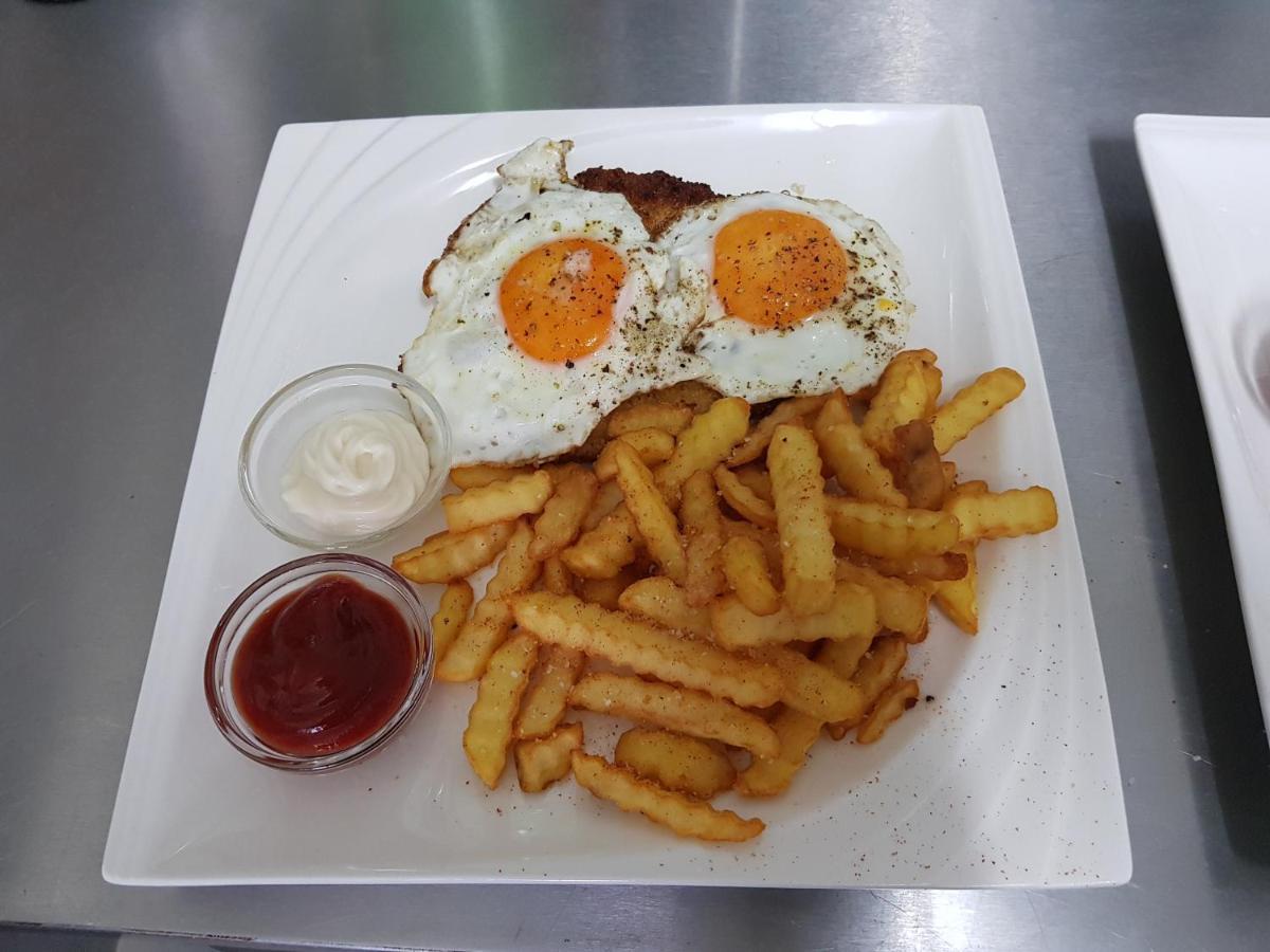 Tattoo Pension Mit Restaurant Und Tattoo-Studio Mortschach Luaran gambar