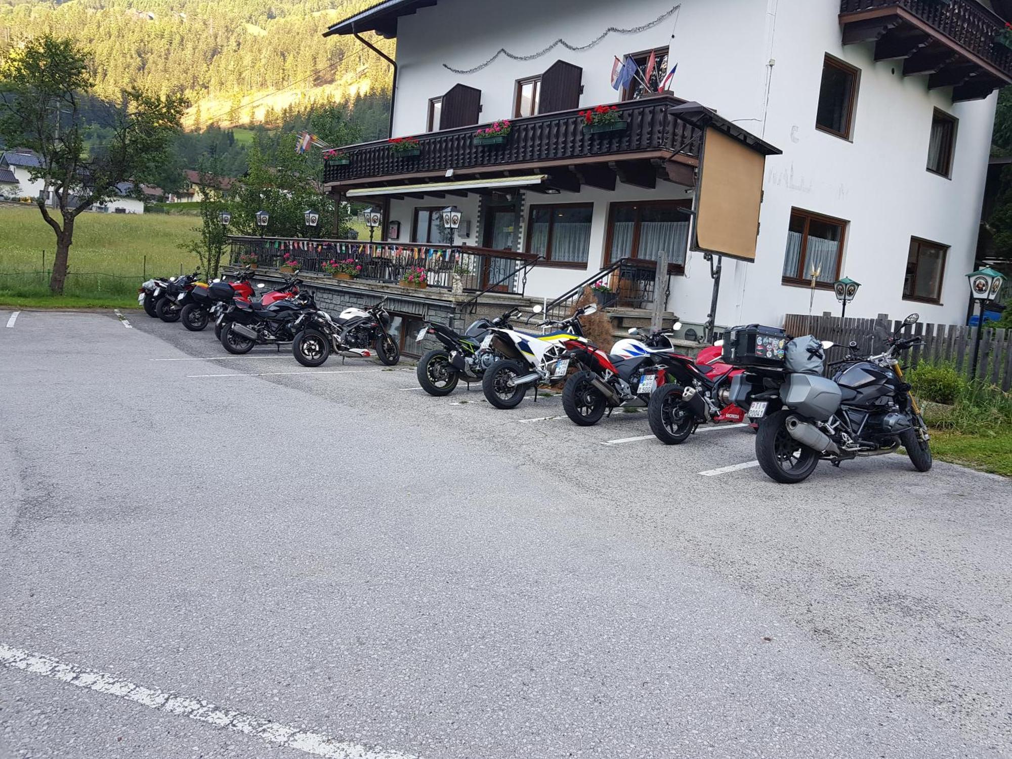 Tattoo Pension Mit Restaurant Und Tattoo-Studio Mortschach Luaran gambar